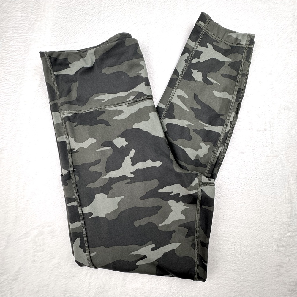 Athleta Ultimate Camo 7/8 Tight. Leggings Size M. Pockets. Excellent condition